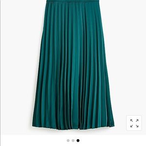 Pleated midi-skirt in Academic green